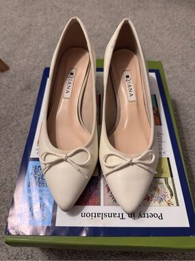 Diana Women’s Cream Pointed-Toe Bow Flats